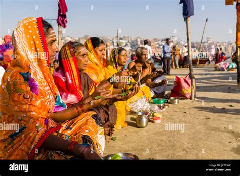 Eine Gruppe Der Weiblichen Pilger Ist Ein Religiöses Ritual Das Auf Den Sandbänken Am Heiligen