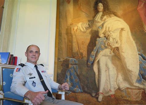 Le Gouverneur Militaire De Paris Cet Inconnu à La Tête Des Soldats