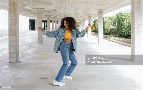 Smiling Woman Dancing In An Empty Parking Stock Foto Getty Images