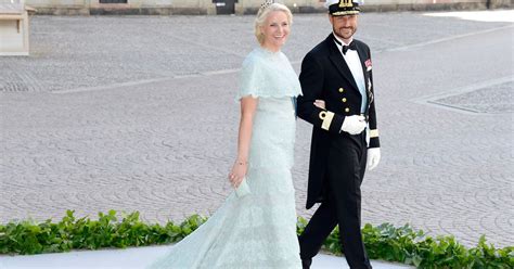 Haakon, kronprinz von norwegen, vollständiger name haakon magnus von norwegen, (* 20. Mette-Marit von Norwegen: Was hat ihr Kleid mit Madeleine ...