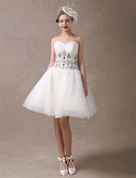 Stile vintage per questo modello di blumarine con gonna ampia che termina all'altezza della caviglia e corpino stretto. Abiti da sposa corto vintage anni '50 in rilievo senza ...