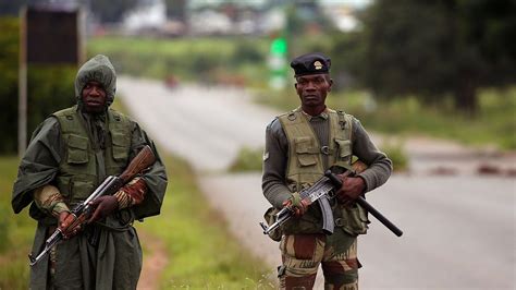 جنود يجوبون شوارع زيمبابوي بعد احتجاجات عنيفة أشعلها رفع أسعار الوقود Euronews