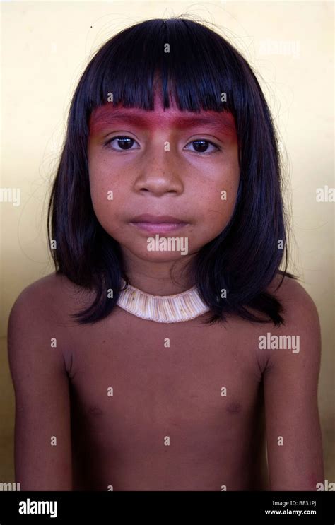 Xingu Indian Girl Fotos Und Bildmaterial In Hoher Auflösung Alamy