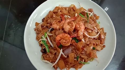 Kuey teow goreng is one of the chinese traditional breakfast, in this recipe i used brown rice kuey teow , so its healthy n i added soya tofu. EP 20 : Kuey Teow Goreng/Fried Kuey Teow Recipe 👌 ️ - YouTube