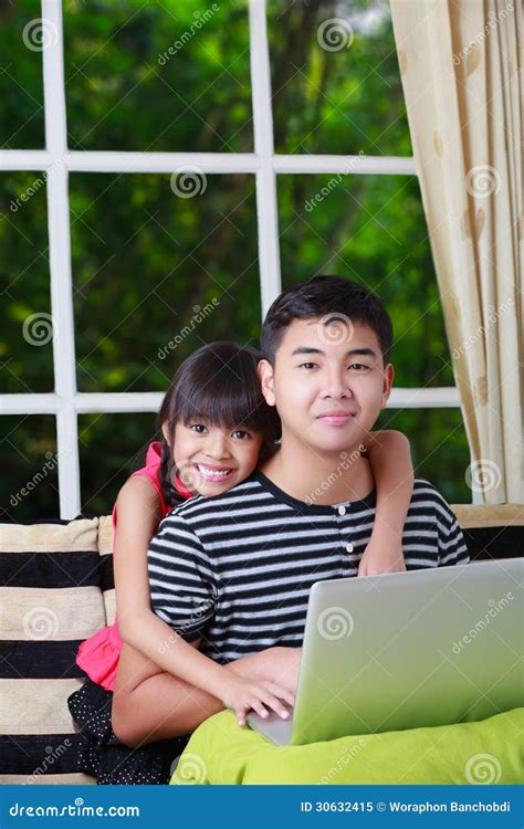 Kleines Asiatisches Mädchen Das Auf Laptop Mit Großem Bruder Zeigt Stockbild Bild Von Bruder