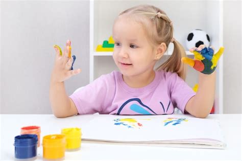 Menina Mostrando As Mãos Pintadas Mãos Pintadas Com Tintas Coloridas