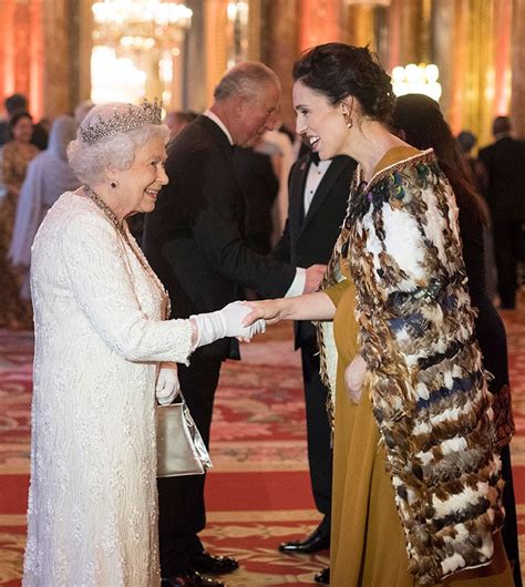 Prime minister jacinda ardern of new zealand and her partner, clarke gayford, at buckingham ms. Jacinda Ardern veste Maori: a Buckingham Palace la moda è ...