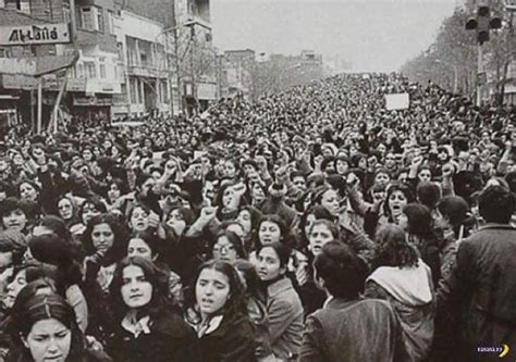Women In Iran Protesting The Forced Hijab After The 1979 Islamic Revolution Xpost Photos Du