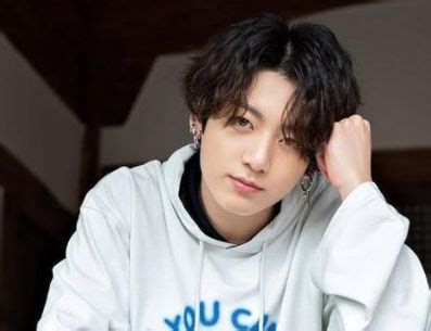 Bts jungkook investigated by police for hitting a taxi with his mercedes. Jungkook de BTS, su Mercedes y ¡CRASH! | MUI Noticias