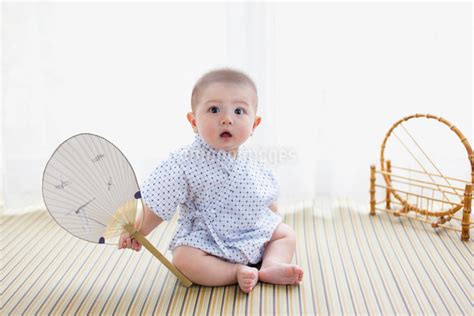うちわを持つ日本人の赤ちゃんの写真素材 Fyi01571016 ストックフォトのamanaimages Plus