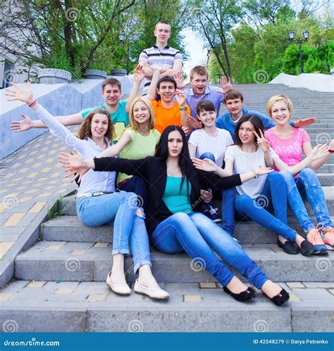 Gruppo Di Adolescenti Sorridenti Che Si Siedono Sulle Scale Immagine Stock Immagine Di Ragazza