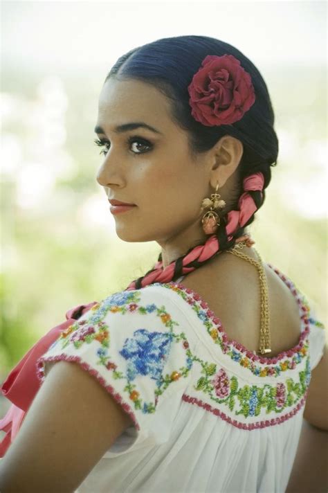 Pin By Frank L Barrios On Galerie De Portraits 6 Mexican Women Mexican Fashion Beautiful