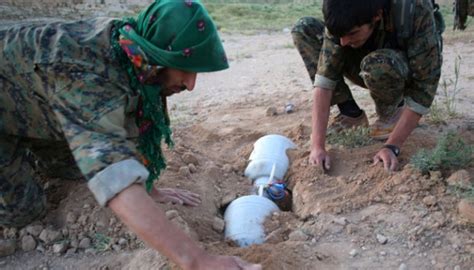 Pemasangan Ranjau Darat Di Jalur Militan ISIS Foto Tempo Co