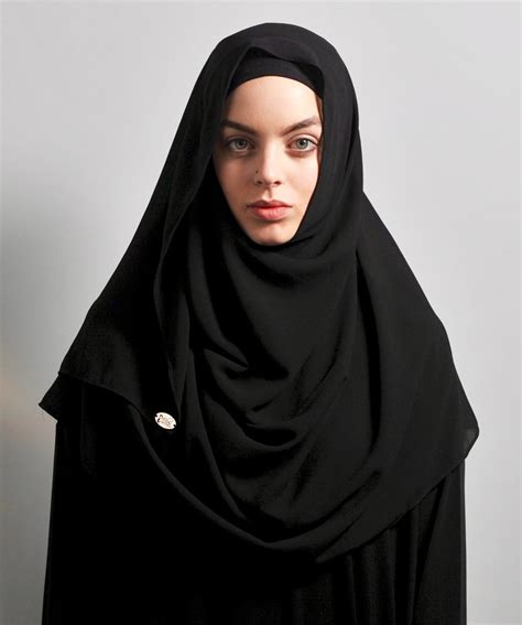 Женщина в черном платке 46 фото