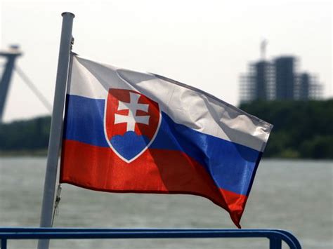 Vlajka slovenska se skládá ze slovanské trikolóry a slovenského znaku.barvy slovenské trikolóry jsou odvozené jednak od původních slovenských barev červené a bílé a jednak od slovanské trikolóry (bílá, modrá, červená). Slovenská vlajka vo Vancouveri od 11. februára | Športky.sk