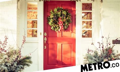 Christmas 2021 How To Hang A Wreath Without Damaging The Door