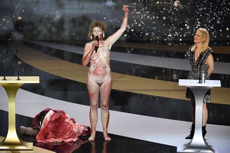 科琳娜马西耶罗Corinne Masiero在巴黎裸体电影节塞萨尔Cesar颁奖典礼上震惊