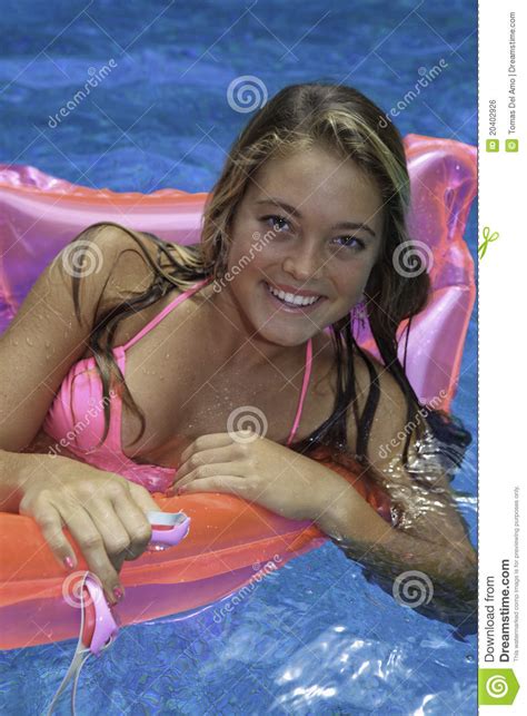 Het Meisje Van De Tiener In Roze Bikini Op Een Vlotter Stock Foto