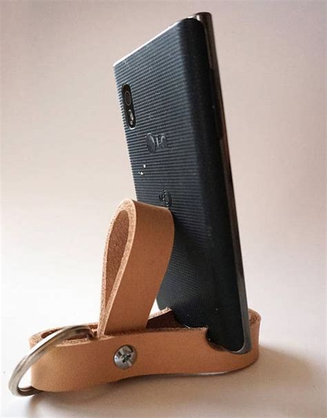Iphone Stand Keychain Iphone Stand Leather Smartphone In 2020 Leather