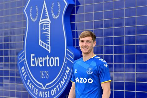 Everton Sign Youngster Lewis Warrington To New Contract Royal Blue Mersey