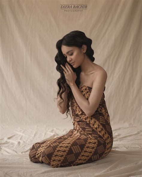 Foto Michelle Zudith Tampil Memesona Dengan Kemben Batik Yang Kerap