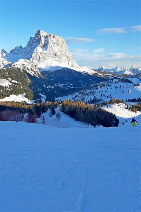 意大利多洛米蒂山脉全景 库存图片 图片 包括有 节假日 一些 白云岩 意大利 滑雪 修改 多数 197287111