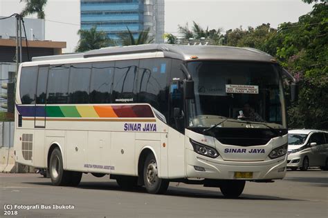 Klakson hino rk bekas : Sinar Jaya 44AC|Hino RK Turbo|Laksana Discovery; Bundaran Senayan - a photo on Flickriver