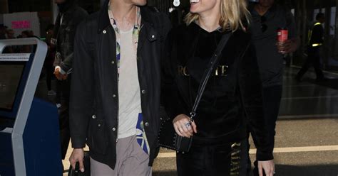 Brie Larson et son fiancé Alex Greenwald à l aéroport de Los Angeles