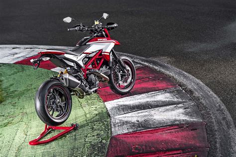 Know more about ducati hypermotard 821 specifications and features. Ducati Hypermotard SP Gets New Paint for 2015 - Asphalt ...