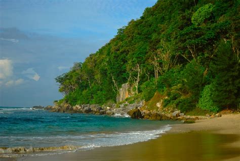 Pantai Momong, Surga Tersembunyi di Pesisir Barat Aceh | Glory Travel & Tours