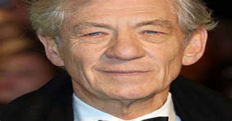 Полное имя — иэн мюррэй маккеллен (ian murray mckellen). Sir Ian McKellen's new TV sitcom panned by vicious critics - Daily Star