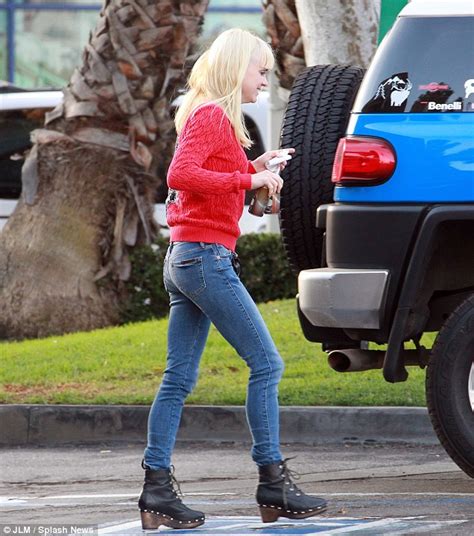 Anna Faris Shows Off Her Slim Pins In Fitted Denim As She Struggles To