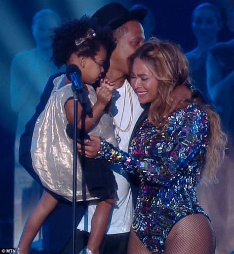 Beyonce Dazzles At Mtv Vmas As Jay Z And Daughter Blue Present Her With Vanguard Award Daily