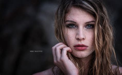 обои лицо женщины модель портрет блондинка голубые глаза Песок Фотография Сочные губы