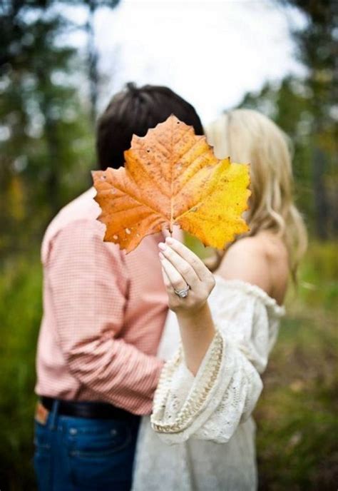 60 Best Fall Engagement Photos And Poses For 2024 🍁📷