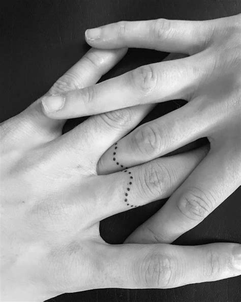 25 Romantic Couple Tattoo Ideas To Make Your Beloved One Feel Special Tattoo Wedding Rings