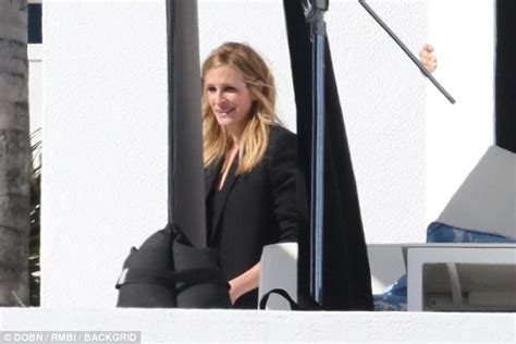 Julia Roberts Goes Pantless As She Showcases Her Figure Daily Mail Online