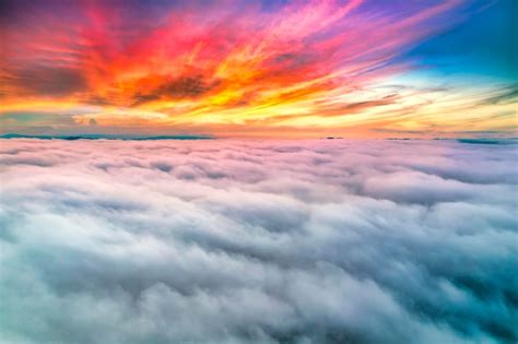 Vista Aérea Del Colorido Amanecer Sobre La Densa Niebla Blanca Con