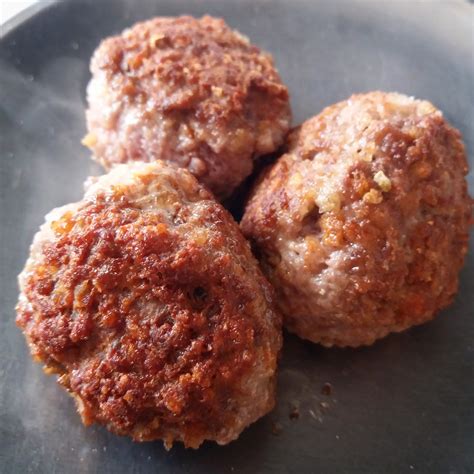 Versate 30 g di olio extravergine di oliva, aggiungete uno spicchio di aglio e rosolate 3. Polpette di carne fritte - ricetta M - Natura e Cucina