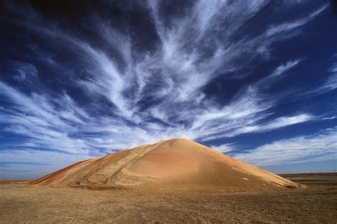 Diese beutelartigen wolken entstehen meist an sich auflösenden gewittern, direkt unter den wolkenschirm (ambos), zwischen 5.000 m und. Wolkenformen: 7 Wolken & ihre Bedeutung | Red Bull