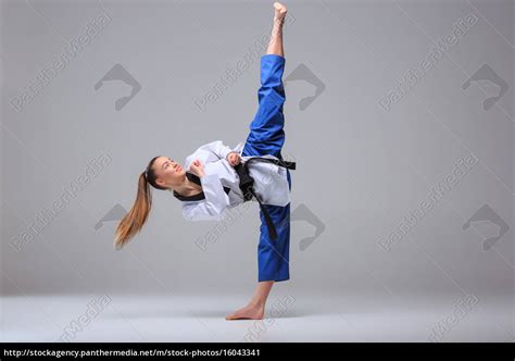 Das Karate Mädchen Mit Schwarzem Gürtel Lizenzfreies Bild 16043341 Bildagentur Panthermedia
