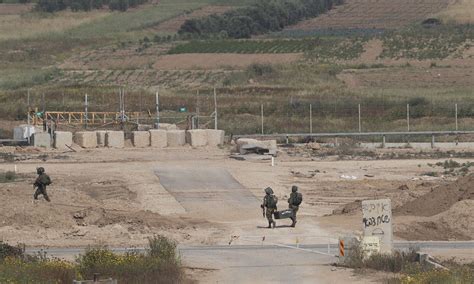 הן מגלות שעל הבמה ניצבת מרים פרץ. תמונות של חיילים על גבול עזה במהלך 'מצעד השיבה' - FXP