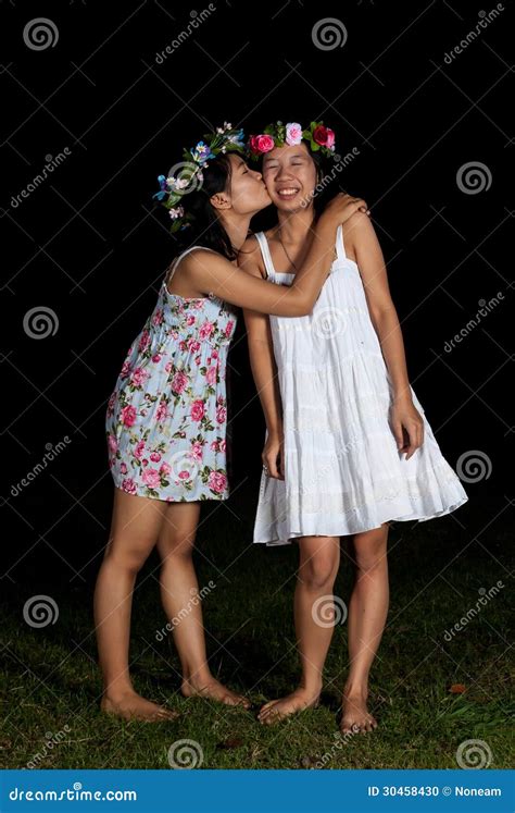 Asiatische Thailändische Mädchen Küssen Backe Im Freundschaftsgefühl Stockfoto Bild von