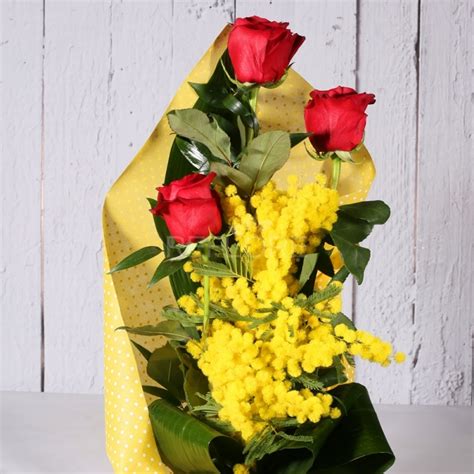 Il suo aspetto delicato nasconde forza. Tre Rose rosse e mimosa per la Festa della Donna