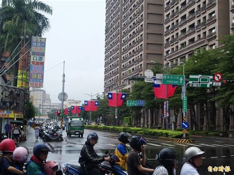 Jun 19, 2021 · 隨後歐洲理事會在推特上公布新名單時，台灣不僅與美國等國並列，而且同樣出現中華民國國旗，展現明確對台友好立場。 對於歐盟取消台灣旅遊限制，並用加註以及加上國旗和英文taiwan的方式，鄭運鵬提出3分析。 新北萬面國旗飄揚 迎接雙十國慶 - 政治 - 自由時報電子報