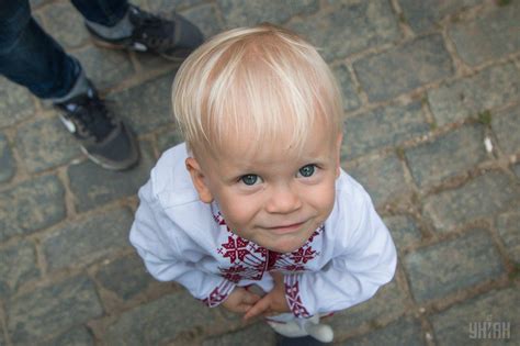 Вперше день вишиванки запропонувала відзначати одна студентка чернівецього університету, надихнувшись прикладом свого друга, який постійно носив вишиту сорочку в повсякденному вбранні. Коли День вишиванки 2020 - День вишиванки дата, історія ...