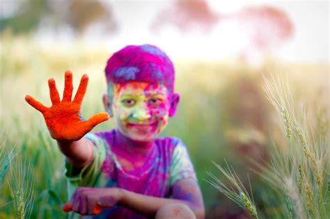 Premium Photo Indian Childrens Playing With The Color In Holi Festival