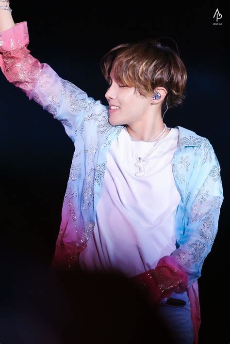 Aunque j hope deja su huella, la verdadera protagonista de la canción es becky g. Speak Yourself In SaudiArabia | Coiffure et beauté, Bts ...