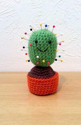 I'm so smitten over these cactus pin cushions! Ravelry: Happy Cactus Pin Cushion pattern by Evonne Umbel
