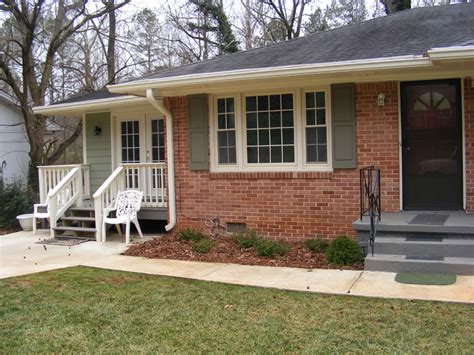 The combination of red brick and greige siding for building a traditional feel in home exterior. Exterior paint colors with red brick - give your house a touch of superiority | Interior ...